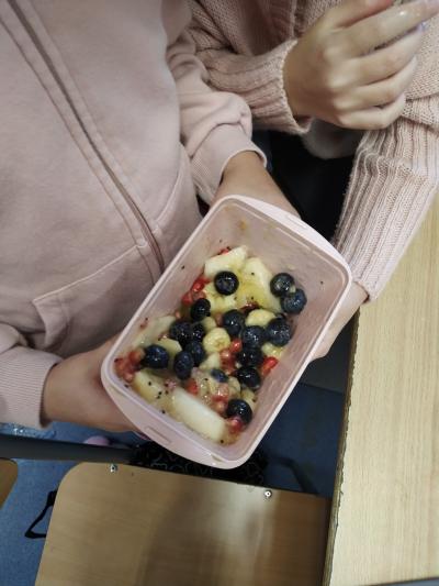 Pokrojone owoce w miseczce.