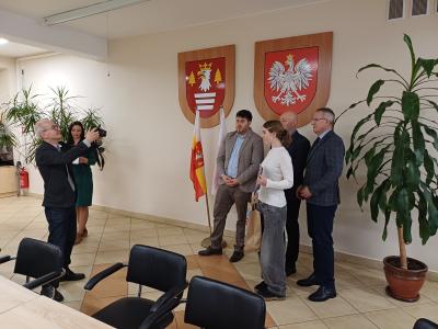 Uczennica wraz z jury pozują do wspólnego zdjęcia.