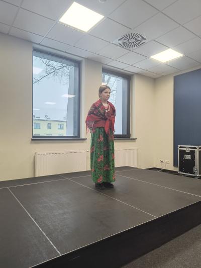 Uczennica deklamuje wiersz.