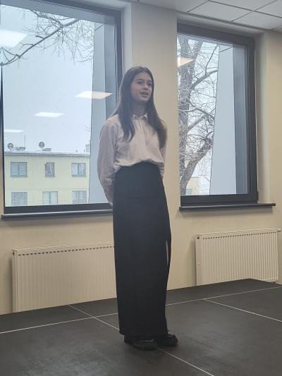 Uczennica deklamuje wiersz.