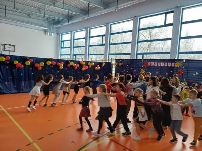 Uczniowie tańczą do piosenki: Jedzie pociąg z daleka.