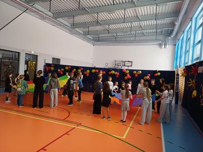 Zabawy z chustą animacyjną.