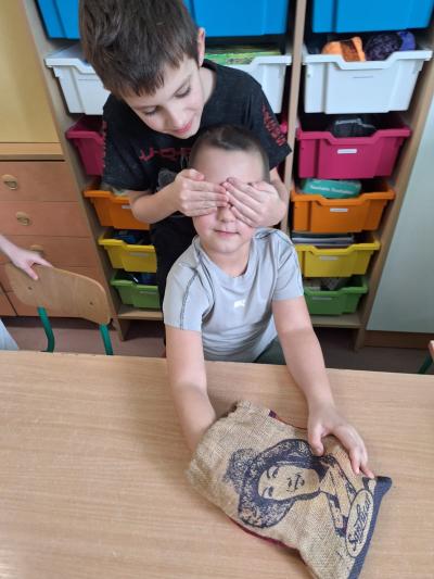 Jeden uczeń zasłania oczy drugiemu i ten musi rozpoznać, co znajduje się w woreczku.