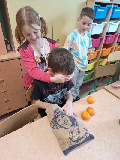 Jeden uczeń zasłania oczy drugiemu i ten musi rozpoznać, co znajduje się w woreczku.