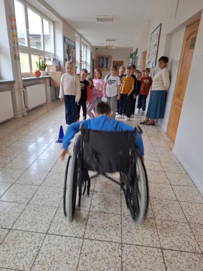 Uczeń jeździ na wózku inwalidzkim.