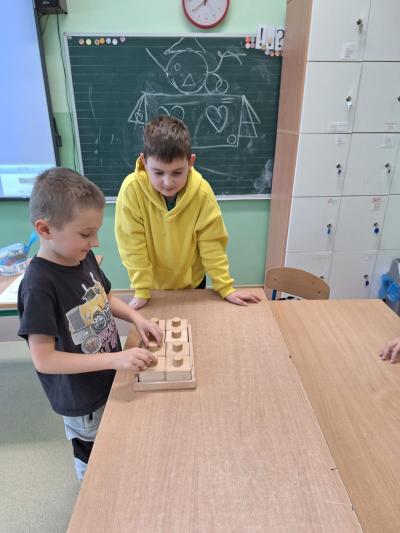 Uczniowie układają memory dźwiękowe.