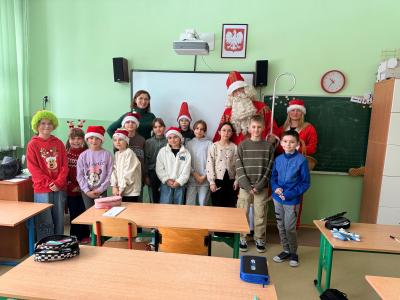 Uczniowie wraz ze św. Mikołajem pozują do wspólnego zdjęcia grupowego.