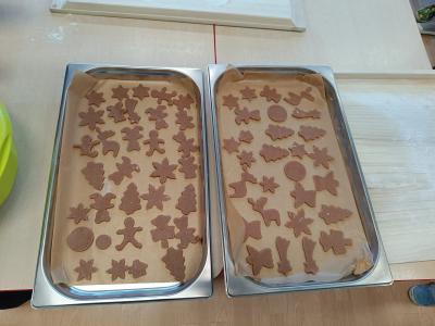 Pierniczki leżą na dwóch brytfannach.