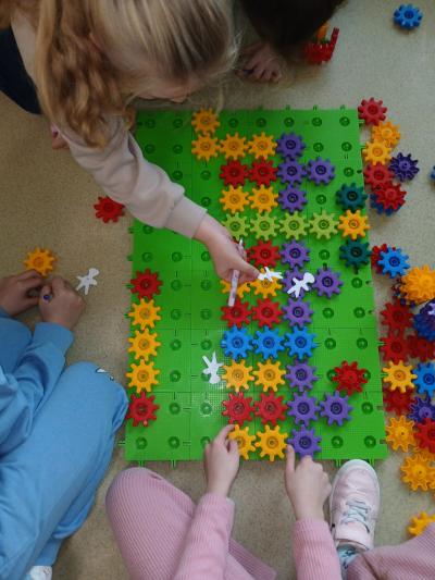 Uczniowie budują zagrody z klocków korbo.