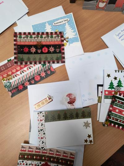 Kartki ze świątecznymi życzeniami.