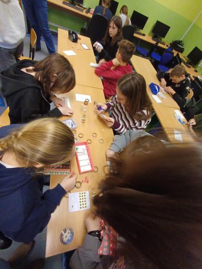 Uczniowie ozdabiają własne kartki świąteczne.