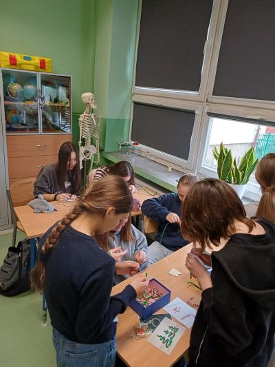 Uczniowie robią świąteczne bransoletki.