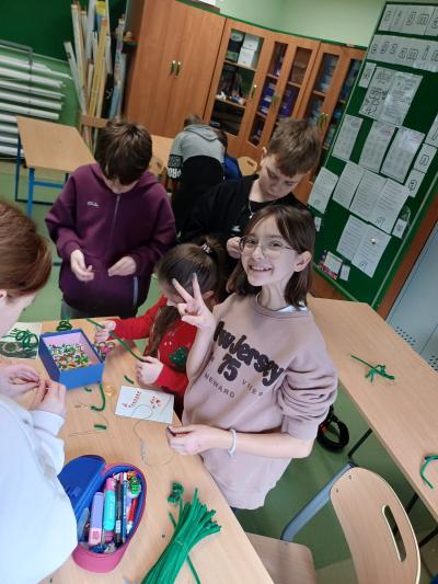 Uczniowie robią świąteczne bransoletki.