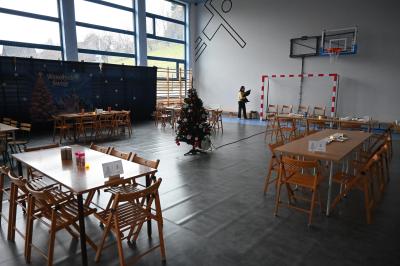 Stoły z materiałami przygotowane do warsztatów.