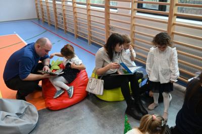 Rodzice czytają dzieciom książki.