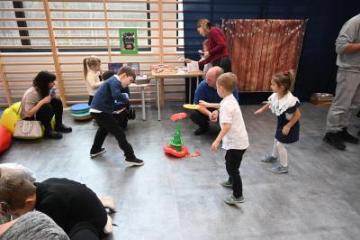 Dzieci bawią się w kąciku zabaw.