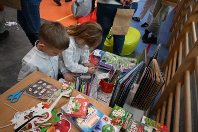 Dzieci ozdabiają zakładki w kąciku zabaw.