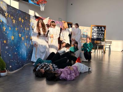 Scena z aniołami i pasterzami.