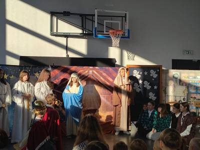 Scena w szopce: Maryja i Józef, Trzej Królowie oraz pastuszkowie.