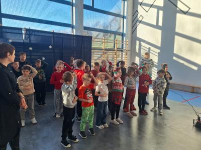 Uczniowie ćwiczą wraz z paraolimpijką w kajakarstwie- transmisja on-line.