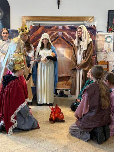 Na głównym planie stoi Święta rodzina, a na drugim trzej królowie i pasterze.