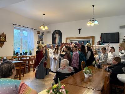 Wspólne kolędowanie- uczniowie, osoby starsze i chore oraz pracownicy.