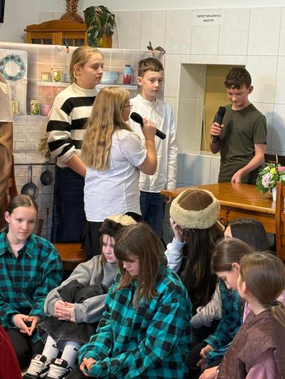 Uczniowie przedstawiają scenkę podczas Wigilii.