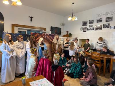 Akcja rozgrywa się w szopce.