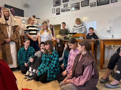 Na głównym planie widać siedzących pastuszków.