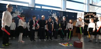 Uczniowie grają na boom rurkach utwór Sto lat.