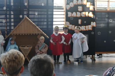 Na scenie stoją trzej królowie.