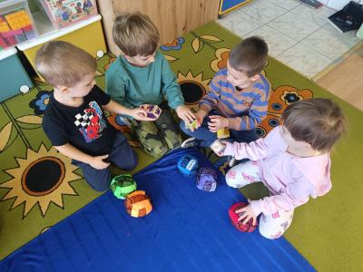 Dzieci pracują z piłkami sensorycznymi.