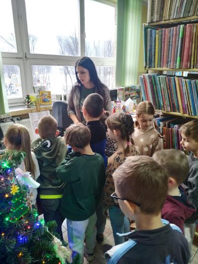 Pani bibliotekarka opowiada dzieciom o swojej pracy.
