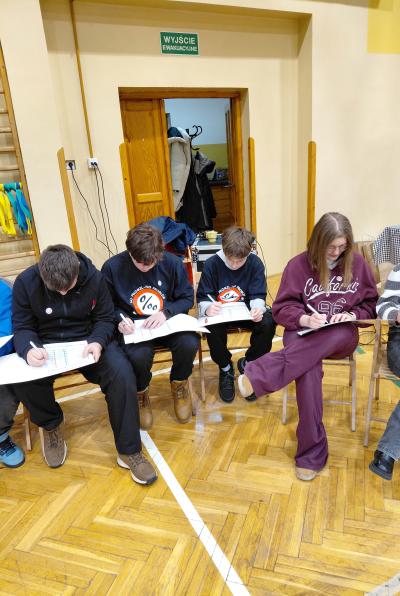 Uczniowie wypełniają ankietę.