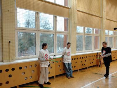 Uczniowie aktywnie spędzają czas- żonglują.