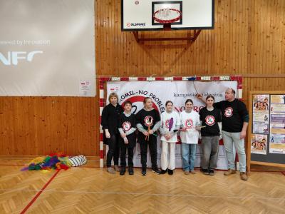 Zdjęcie grupowe uczniów klasy 7 wraz z prowadzącym warsztaty i opiekunem.