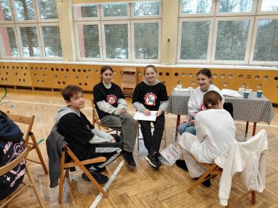 Uczniowie pracują w grupie- zadanie projektowe.