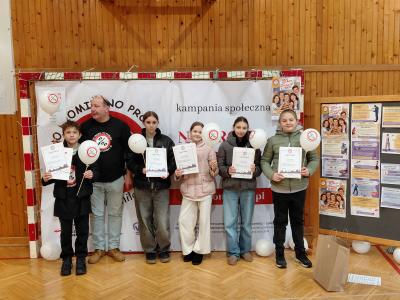 Uczniowie wraz z certyfikatami w rękach.