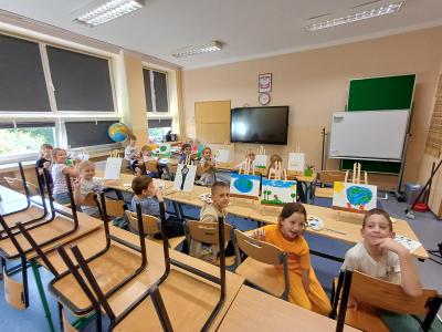 Uczniowie malują farbami akrylowymi na płótnach i sztalugach.