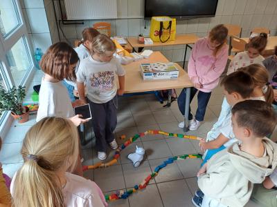 Uczniowie budują i kodują trasę dla robota Photon.