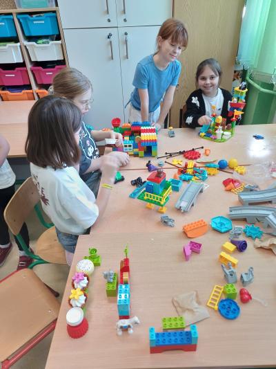 Uczniowie budują z klocków Lego Education