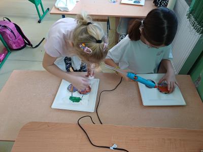 Uczniowie tworzą świąteczne obrazy.