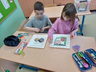 Uczniowie tworzą świąteczne obrazy.