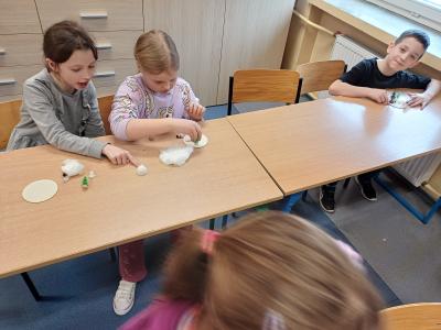 Uczniowie tworzą zimowe kompozycje.