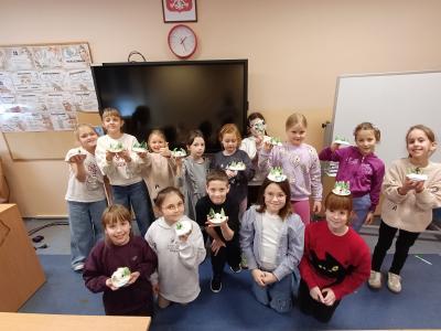 Uczniowie wraz z zimowymi kompozycjami.