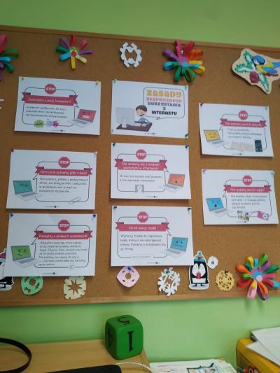 Na korkowej tablicy wiszą zasady bezpiecznego korzystania z Internetu.