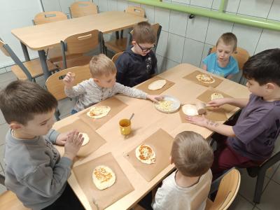 Dzieci robią swoje pizzy.