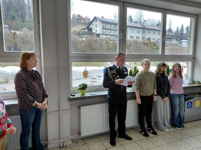 Dyrektor, strażak, trzy uczennice.