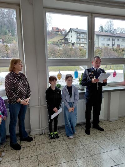 Dyrektor, strażak, dwie uczennice.