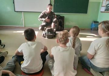 Kolejne spotkanie uczniów klasy II z żołnierzem w ramach innowacji „Mały patriota i wielki mundur- cykl spotkań z żołnierzem RP”